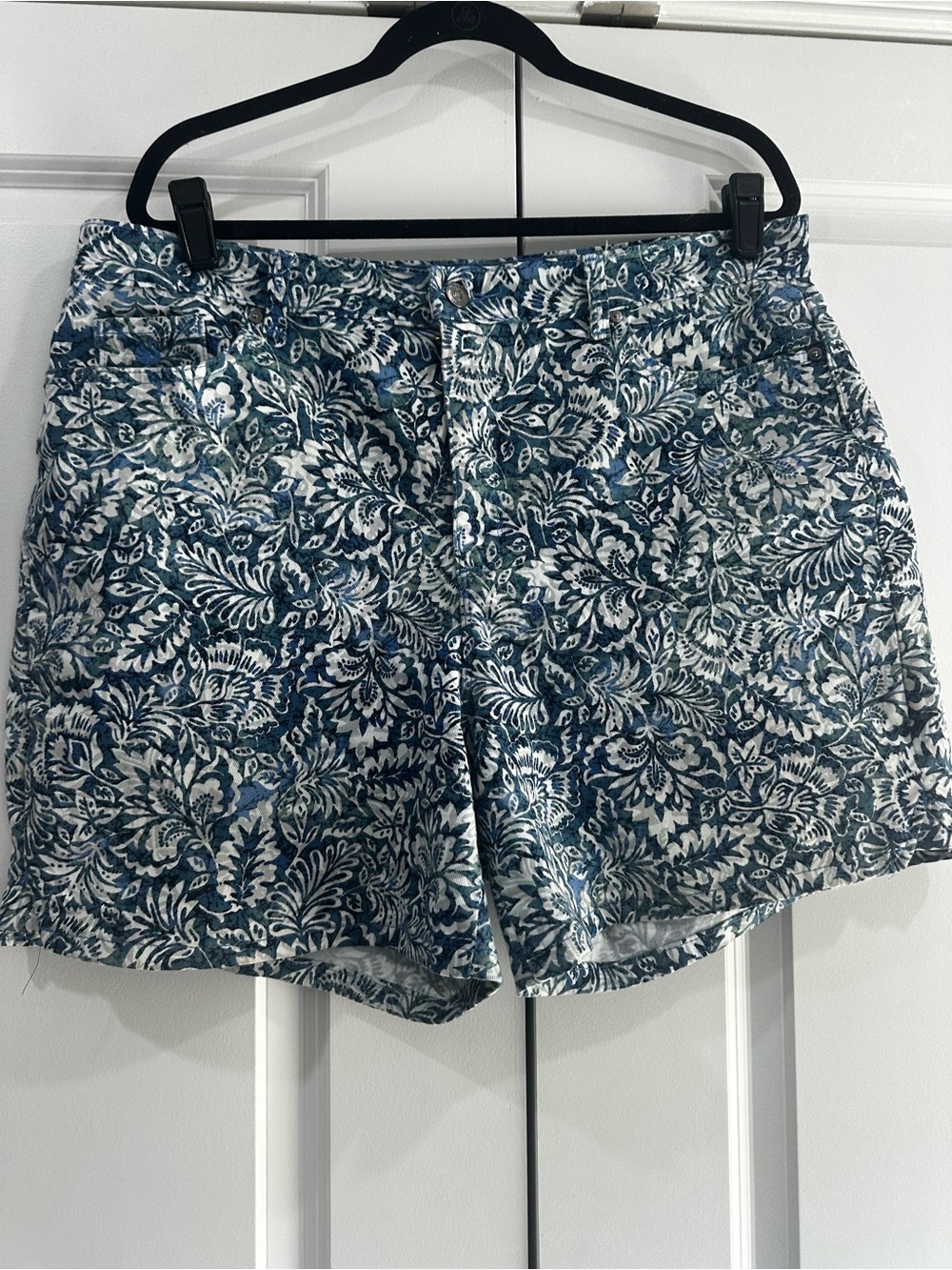 Gloria Vanderbilt Blue Floral Print Shorts